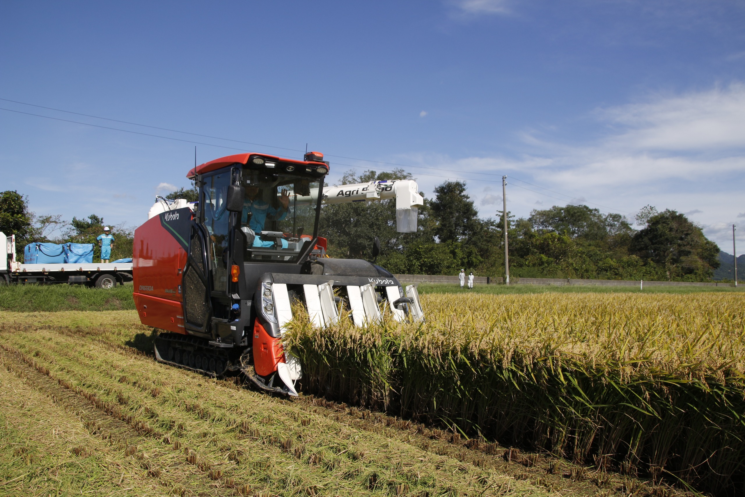 新潟クボタ　ロボコンバインで収穫作業　スマート農機検証 作業精度、燃油量など